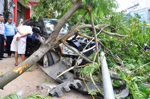 Xế hộp mất lái, gây tai nạn liên hoàn 